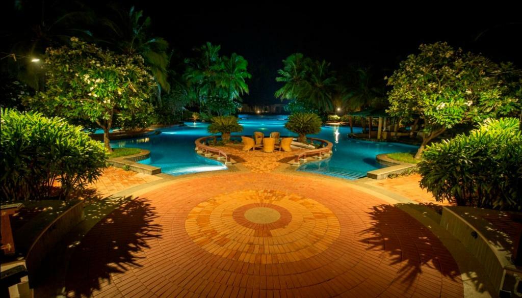 Hotel Ocean Spray Kālapettai Esterno foto